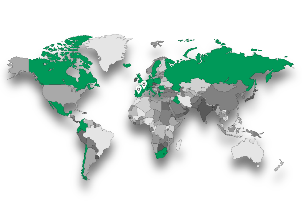 Mapa del mundo con paises en verdes que tienen instalaciones Abora