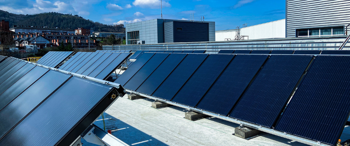 Instalación paneles solares híbridos Polideportivo Bilbao