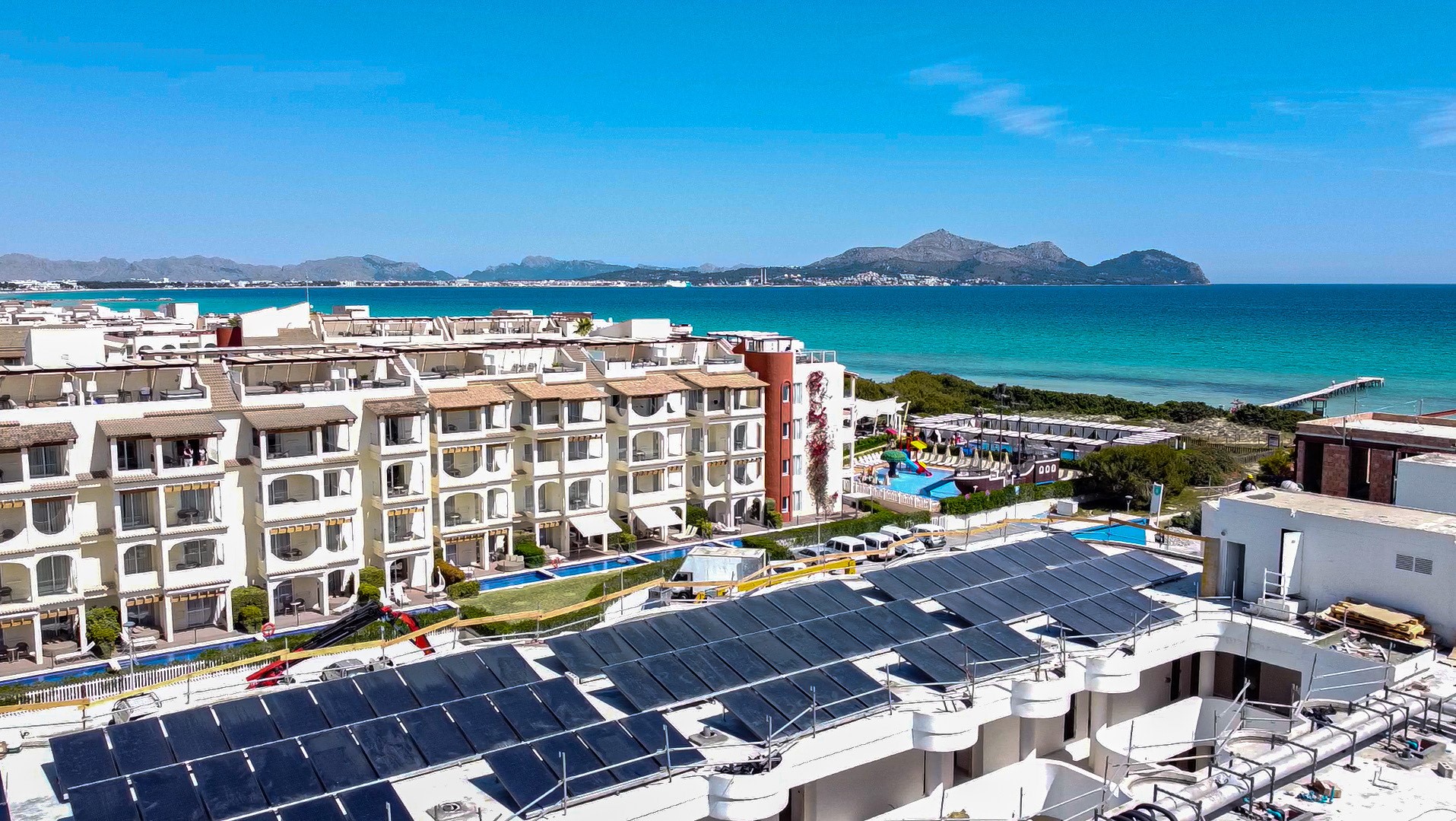 Instalación de paneles solares híbridos en el hotel Iberostar 