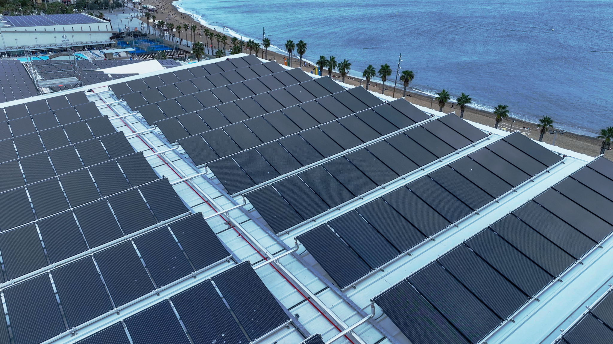 Instalación 1 041 paneles solares híbridos en el Club Natació Barcelona