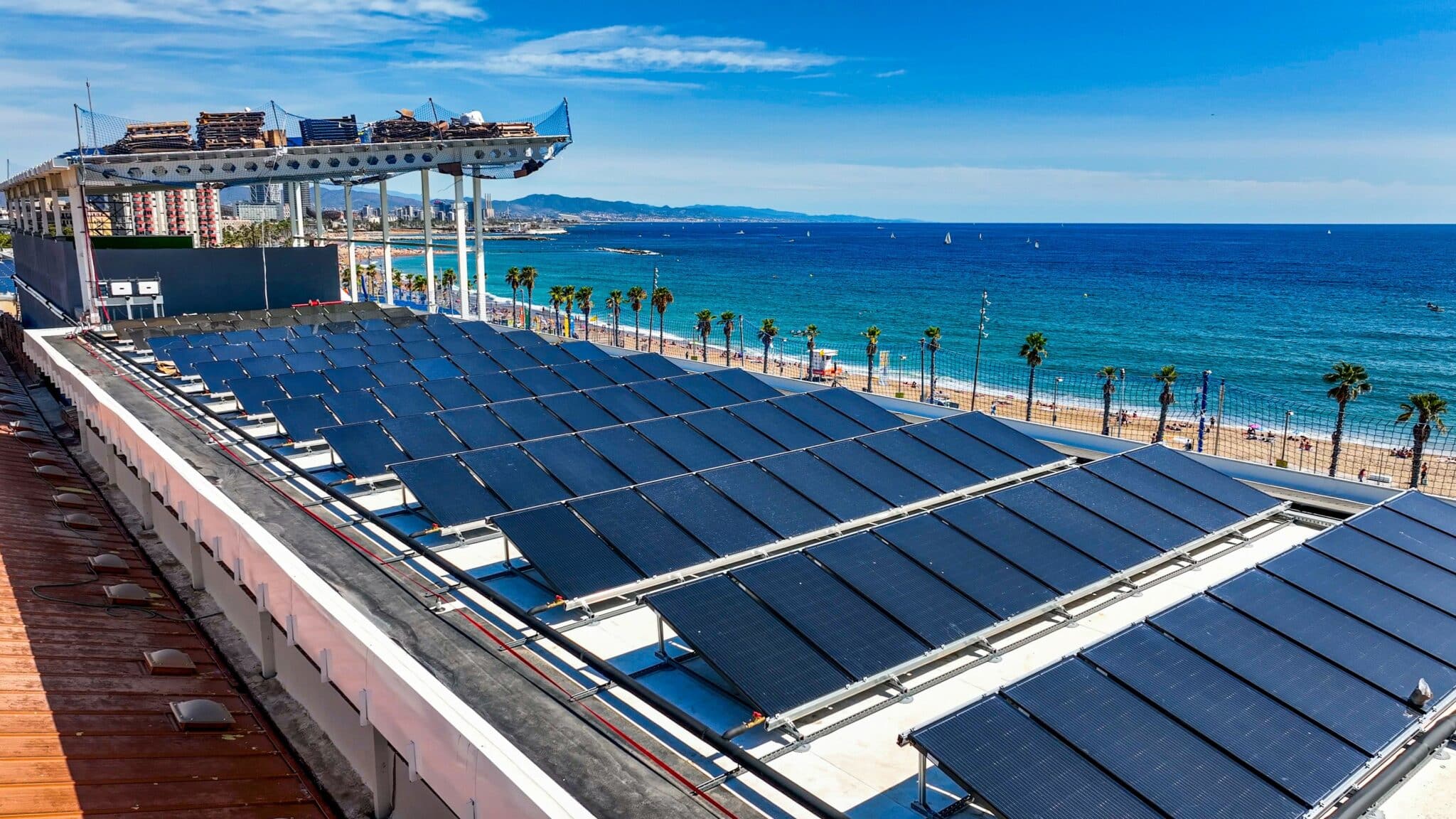 Instalación 1 041 paneles solares híbridos en el Club Natació Barcelona